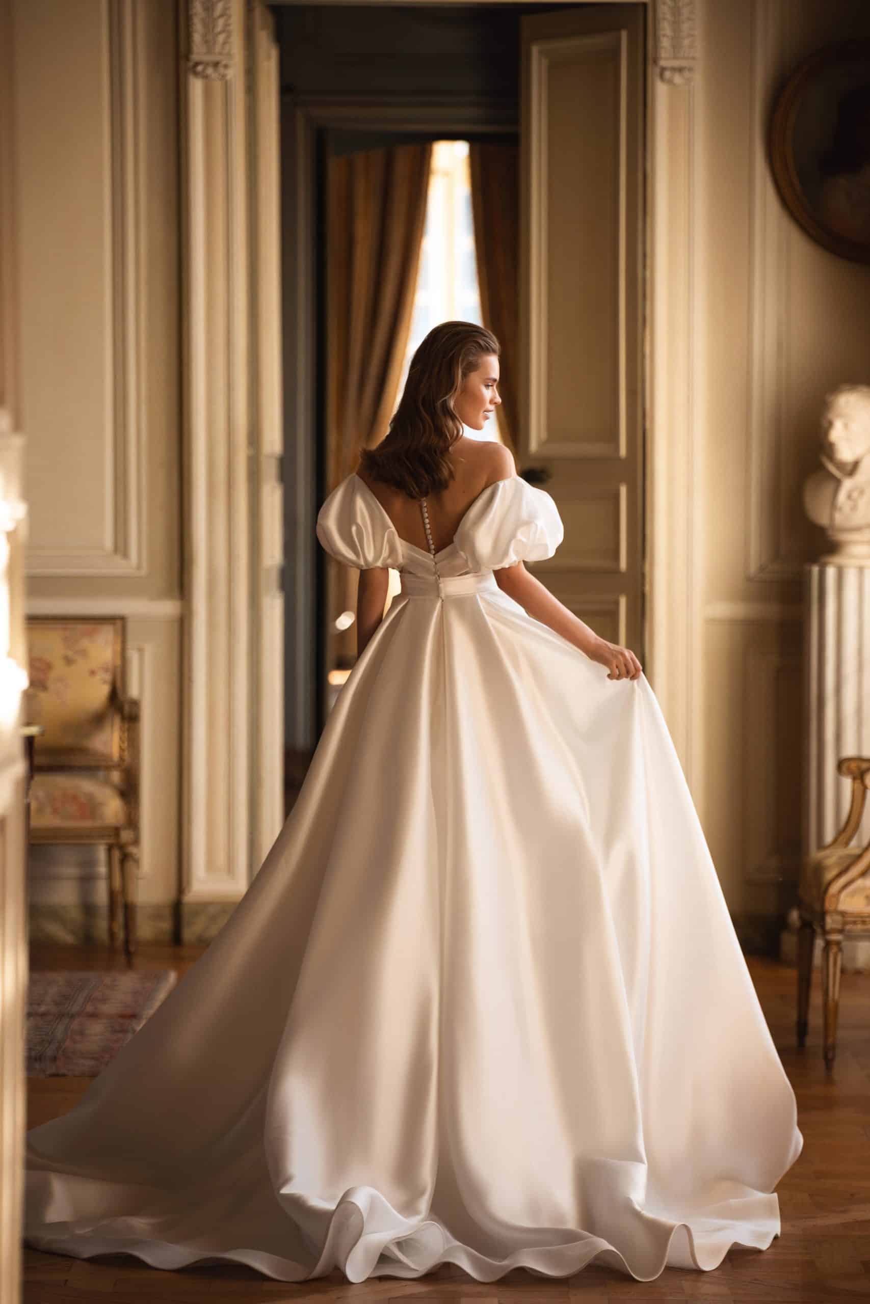 Bild von hinten: schlichtes / elegantes Brautkleid mit Puffärmeln und transparentem Rücken