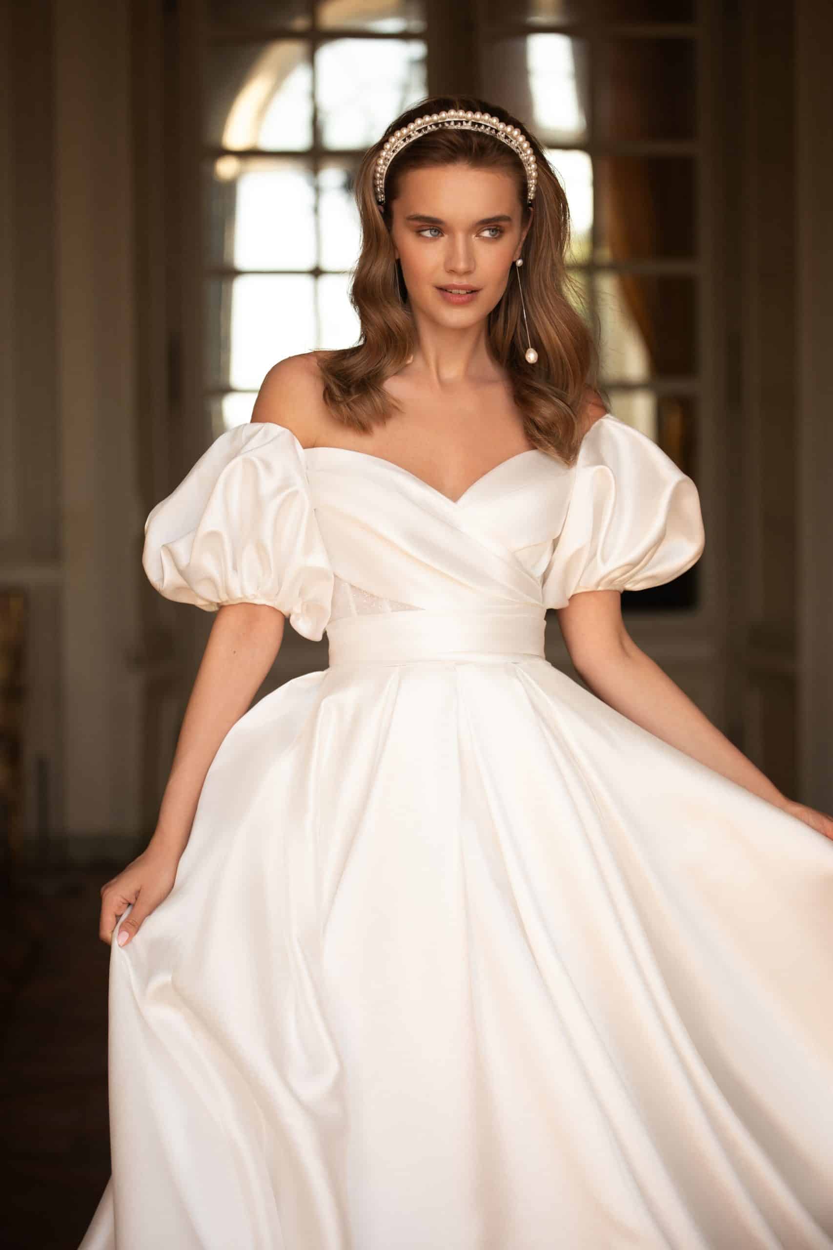Bild von vorne: schlichtes / elegantes Brautkleid mit Puffärmeln