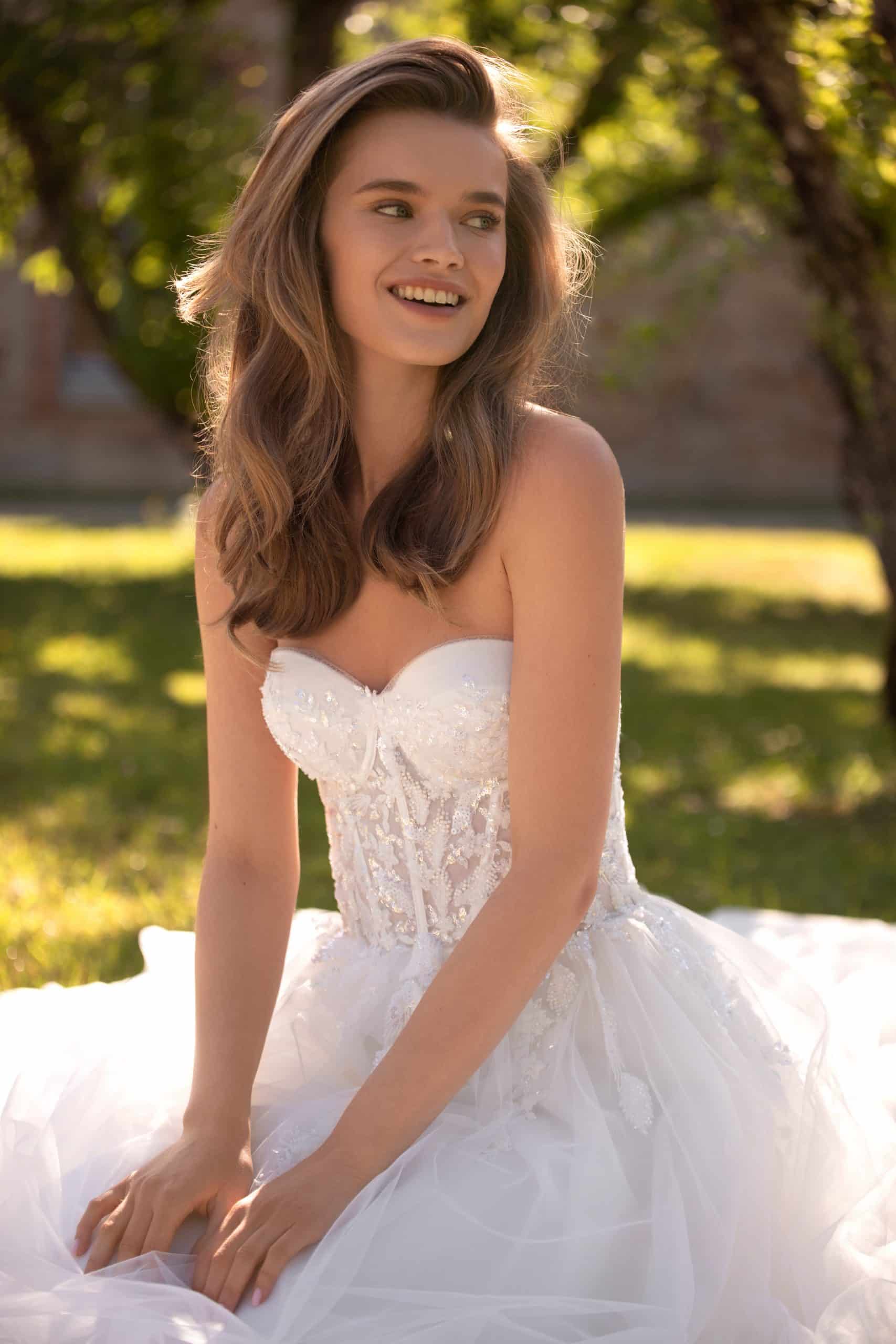 Bild von vorne: weißes Brautkleid mit Glitzer- Spitzenkorsett und Tüllrock